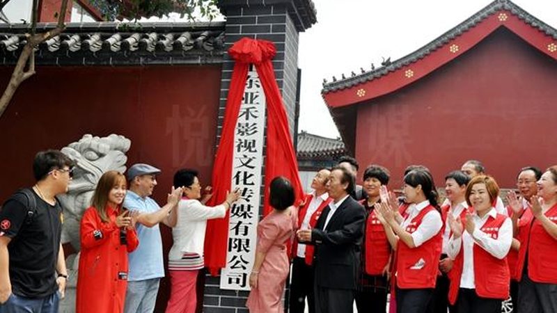 在接到活动策划代理公司的报价后，我们需要从以下几个方面进行评估：